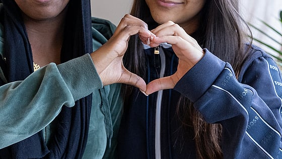 Ett hjärta av två händer. Foto: Sara Tingström