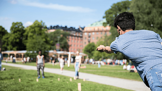 Personer spelar kubb i en av Röda Korsets Ungdomsförbunds aktivitetsgrupper.
