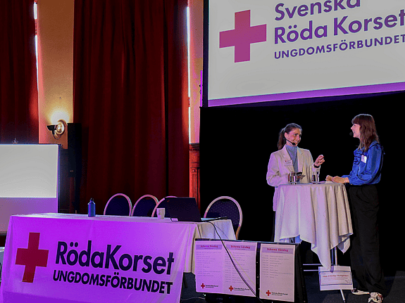 Två personer pratar på Riksårsmötet 2024