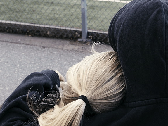 Jourhavande Kompis 2025. Från filmen Snacka om det. Två personer som lutar huvudet mot varandra.